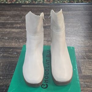 Chocolat Blu Women's White Ankle Booties